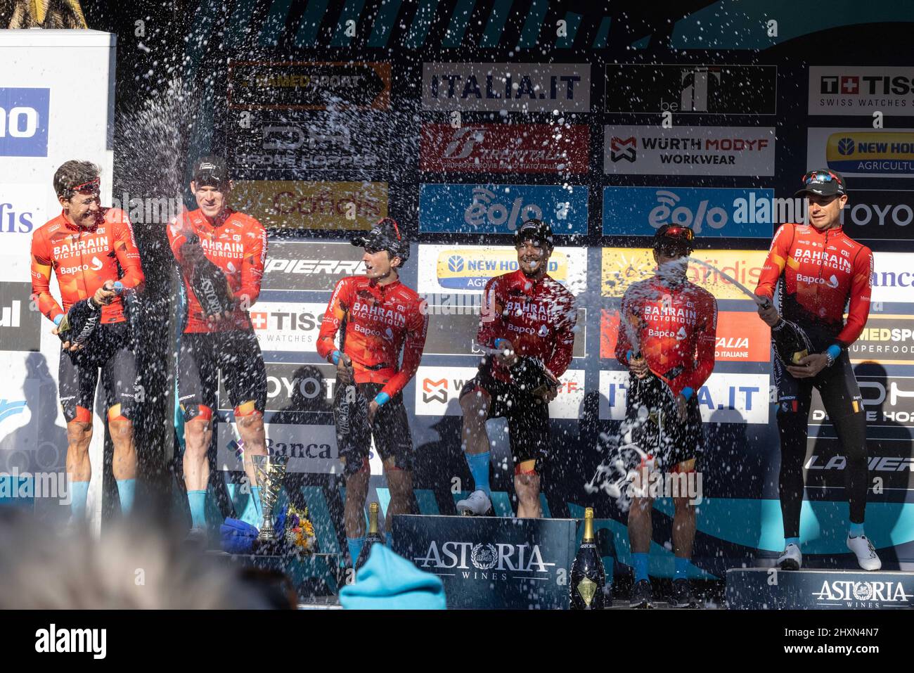 Tronto, Italien, 13/03/2022, Damiano Caruso von Italien, Phil Bauhaus von Deutschland, Pello Bilbao Lopez De Armentia von Spanien, Heinrich Haussler von Australien, Mikel Landa Meana von Spanien, Jan Tratnik von Slowenien, Jasha Sutterlin aus Deutschland und das Team Bahrain feiern mit Champagner den Sieg auf dem Podium als bester Teampreisträger während der 57. Tirreno-Adriatico 2022 - Etappe 7 A 159km von San Benedetto del Tronto nach San Benedetto del Tronto / #TirrenoAdriatico / #WorldTour / am 13. März, 2022 in San Benedetto del Tronto, Italien. ©Foto: Cinzia Camela. Stockfoto