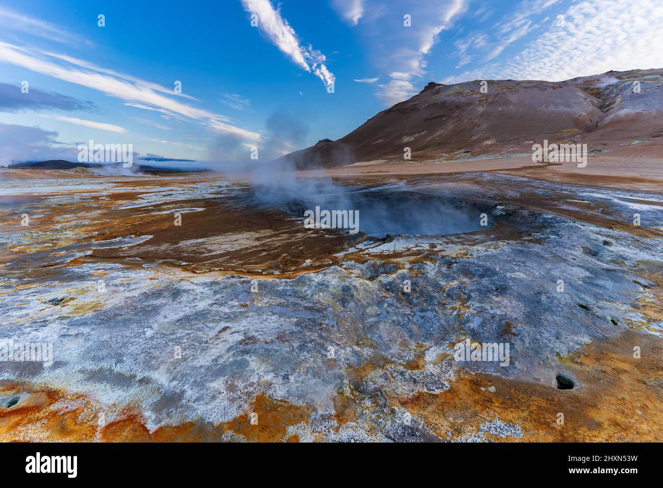 Schöne Luftaufnahme des Namaskard kochenden Schlamm geothermischen Vulkans Gebiet in Island Stockfoto