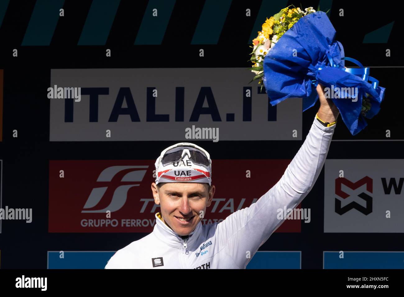 Tronto, Italien, 13/03/2022, Tadej Pogacar aus Slowenien und den VAE Team Emirates feiert auf dem Podium den Sieger des White Best Young Rider Trikots während der 57. Tirreno-Adriatico 2022 - Etappe 7 A 159km von San Benedetto del Tronto nach San Benedetto del Tronto / #TirrenoAdriatico / #WorldTour / am 13. März, 2022 in San Benedetto del Tronto, Italien. ©Foto: Cinzia Camela. Stockfoto