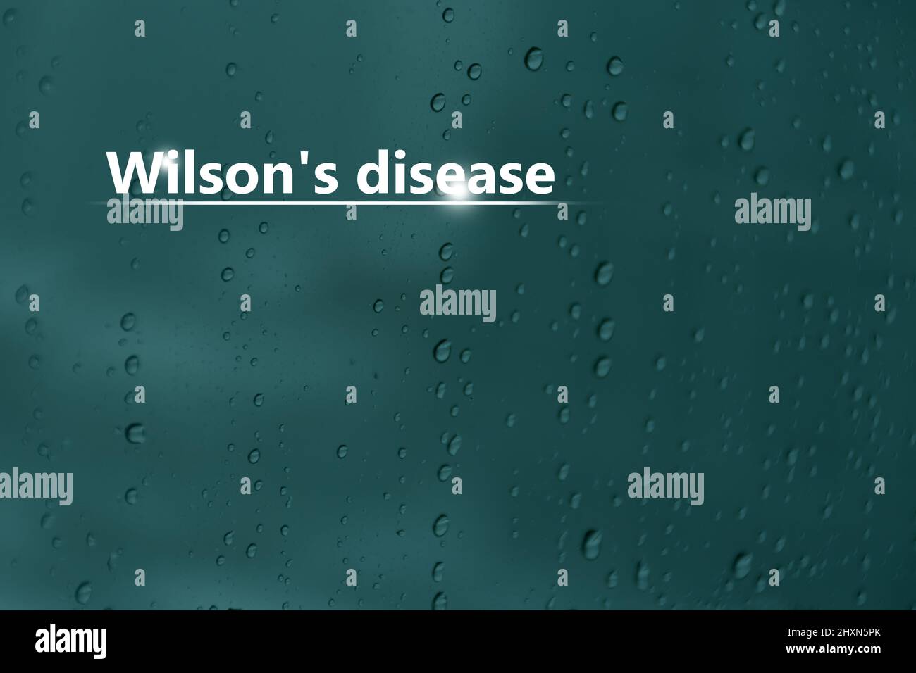 Medizinisches Banner „Wilson's Disease“ auf blauem Hintergrund mit Tropfen und großem Platz für Text oder Checkliste. Stockfoto