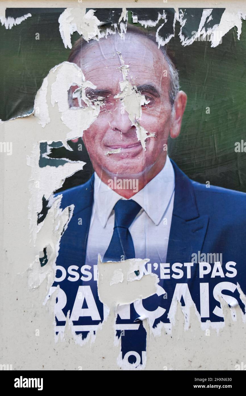 Eric Zemmour 'Reconquete' französische rechtsextreme politische Partei, Plakat zur französischen Präsidentschaftskampagne 2022 (zerrissen) am 13. März 2022 in Paris, Frankreich. Foto Stockfoto