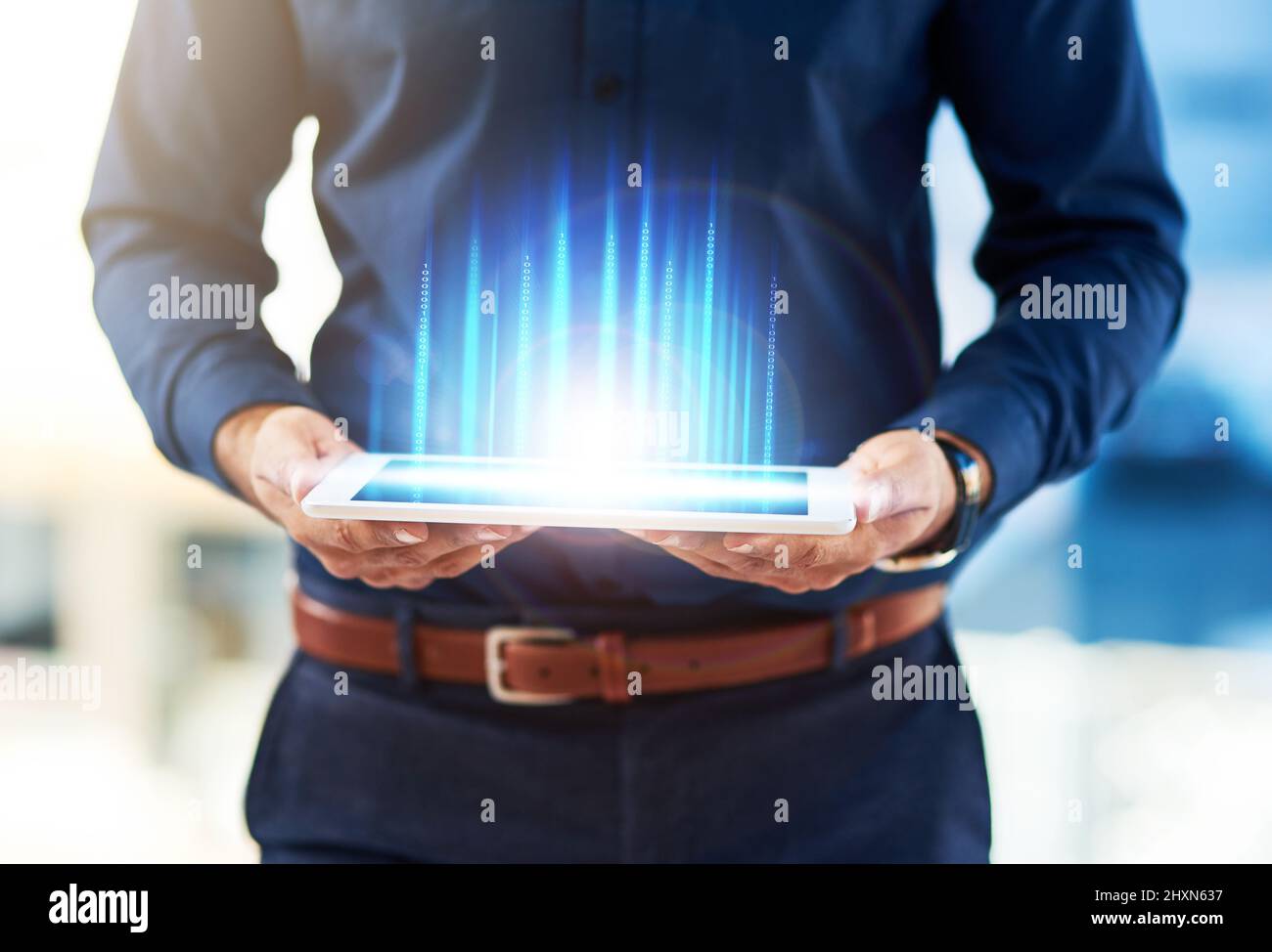 Innovation in greifbarer Nähe. Nahaufnahme eines nicht erkennbaren Geschäftsmannes mit einem digitalen Tablet. Stockfoto