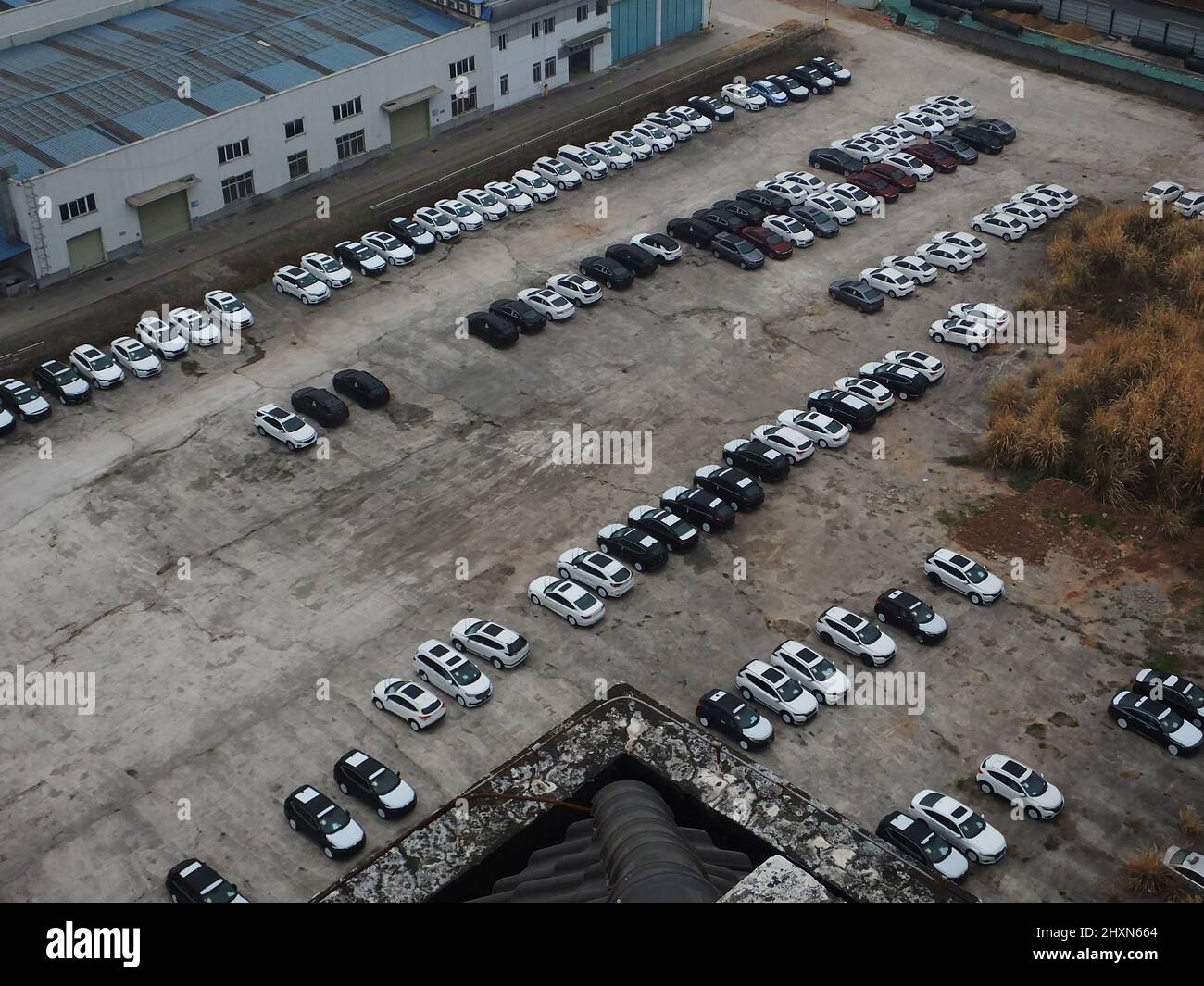 YICHANG, CHINA - 14. MÄRZ 2022 - Neue Autos zum Verkauf stehen in einem Autohändler 4S in Yichang, Provinz Hubei, China, am 14. März 2022. T Stockfoto