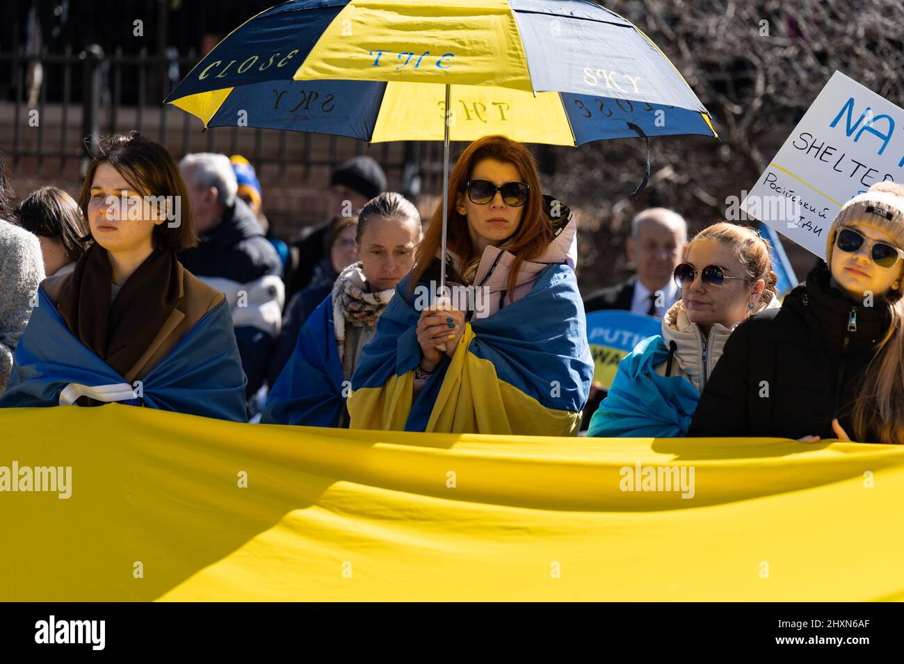 Chicago, USA. 13. März 2021. Demonstranten versammeln sich am Sonntag, dem 13. März 2022, in Chicago, IL, zu einem Protest gegen die russische Invasion der Ukraine im ukrainischen Dorf von Chicago. (Foto: Max Herman/Sipa USA) Quelle: SIPA USA/Alamy Live News Stockfoto