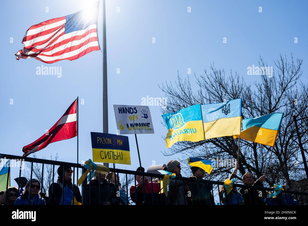 Chicago, USA. 13. März 2021. Demonstranten versammeln sich am Sonntag, dem 13. März 2022, in Chicago, IL, zu einem Protest gegen die russische Invasion der Ukraine im ukrainischen Dorf von Chicago. (Foto: Max Herman/Sipa USA) Quelle: SIPA USA/Alamy Live News Stockfoto