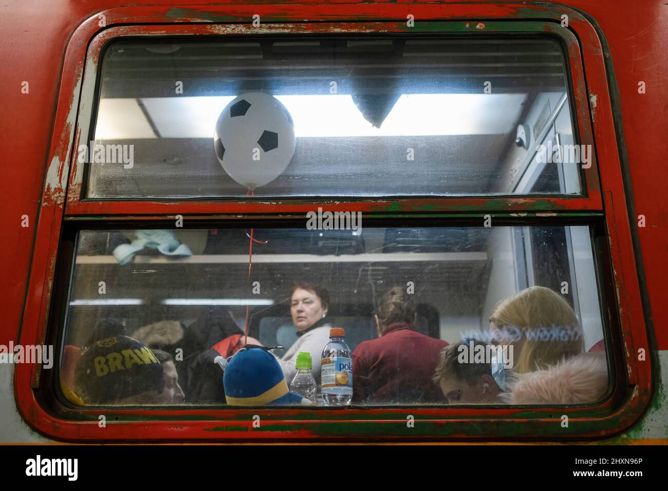 Kraków, Polen, 13/03/2022, Flüchtlinge aus dem Fenster des Waggons. Flüchtlinge aus der Ukraine warten darauf, dass die Züge nach Westeuropa fahren. Kredit: SOPA Images Limited/Alamy Live Nachrichten Stockfoto