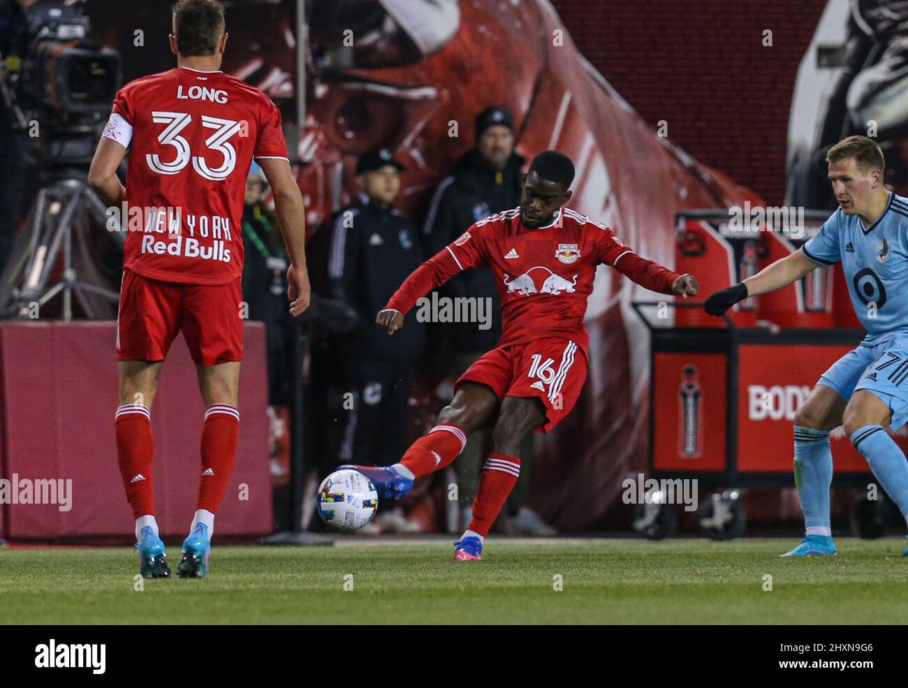 Harrison, NJ, USA. 13. März 2022. New York Red Bulls Mittelfeldspieler Dru Yearwood (16) während eines MLS-Spiels zwischen dem Minnesota United FC und den New York Red Bulls in der Red Bull Arena in Harrison, NJ, Minnesota, besiegte die Red Bulls 1-0. Mike Langish/Cal Sport Media. Kredit: csm/Alamy Live Nachrichten Stockfoto