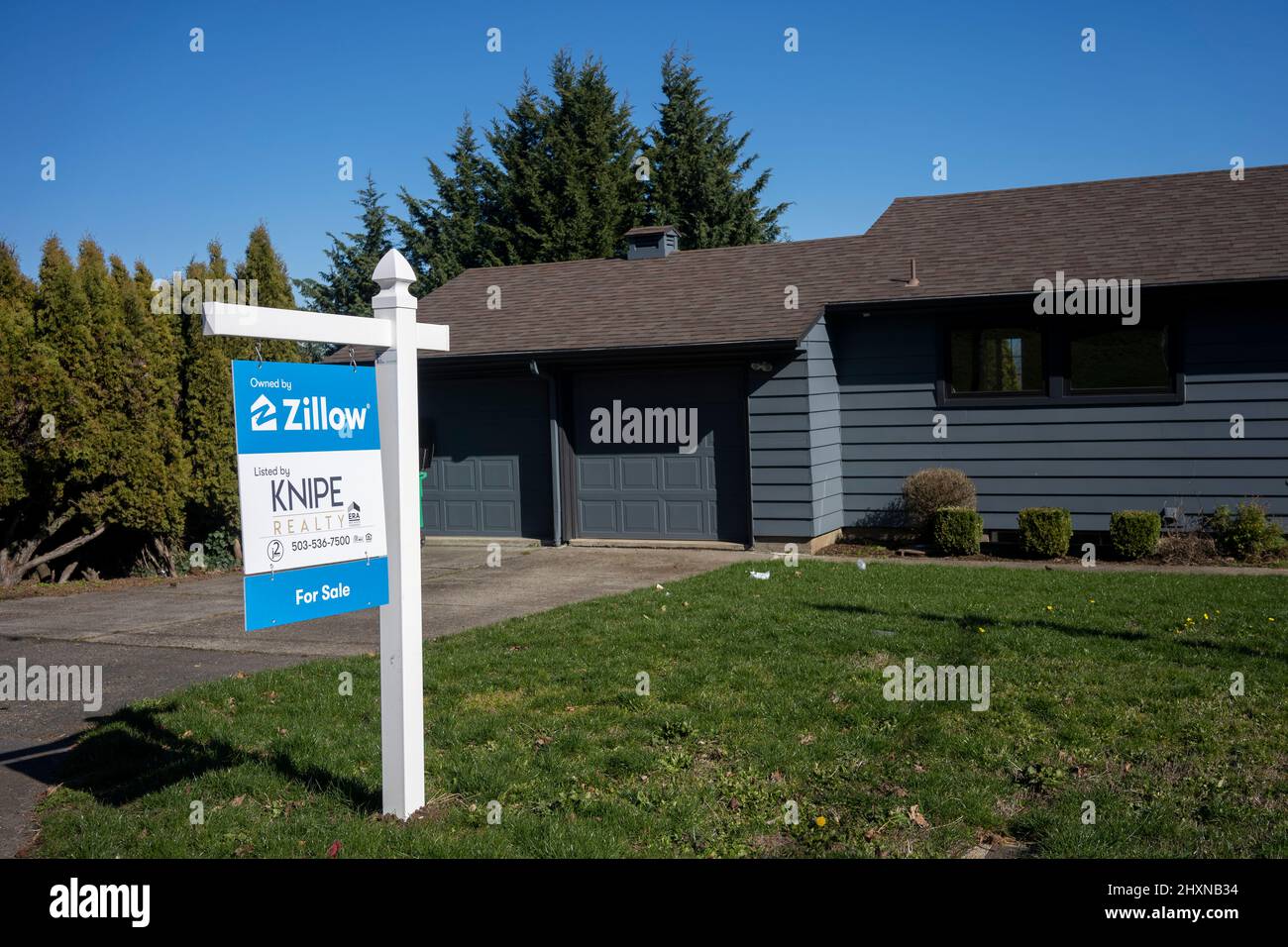 Ein Einfamilienhaus im Besitz von Zillow wird am Freitag, den 25. Februar 2022, im Südwesten von Portland, Oregon, zum Verkauf angeboten. Zillow verließ sein iBuyer-Geschäft... Stockfoto