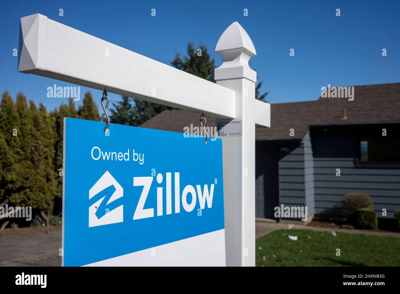 Ein Einfamilienhaus im Besitz von Zillow wird am Freitag, den 25. Februar 2022, im Südwesten von Portland, Oregon, zum Verkauf angeboten. Zillow verließ sein iBuyer-Geschäft... Stockfoto