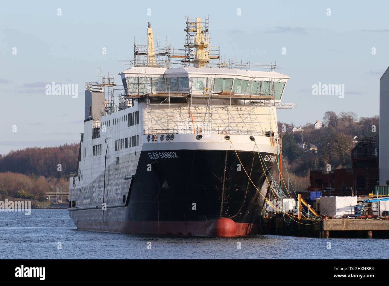 Das unruhige und viel verzögerte CalMac-Schiff Glen Sannox, das noch im Bau auf der Ferguson Marine Werft in Port Glasgow in Inverclyde, Schottland, ist. Stockfoto