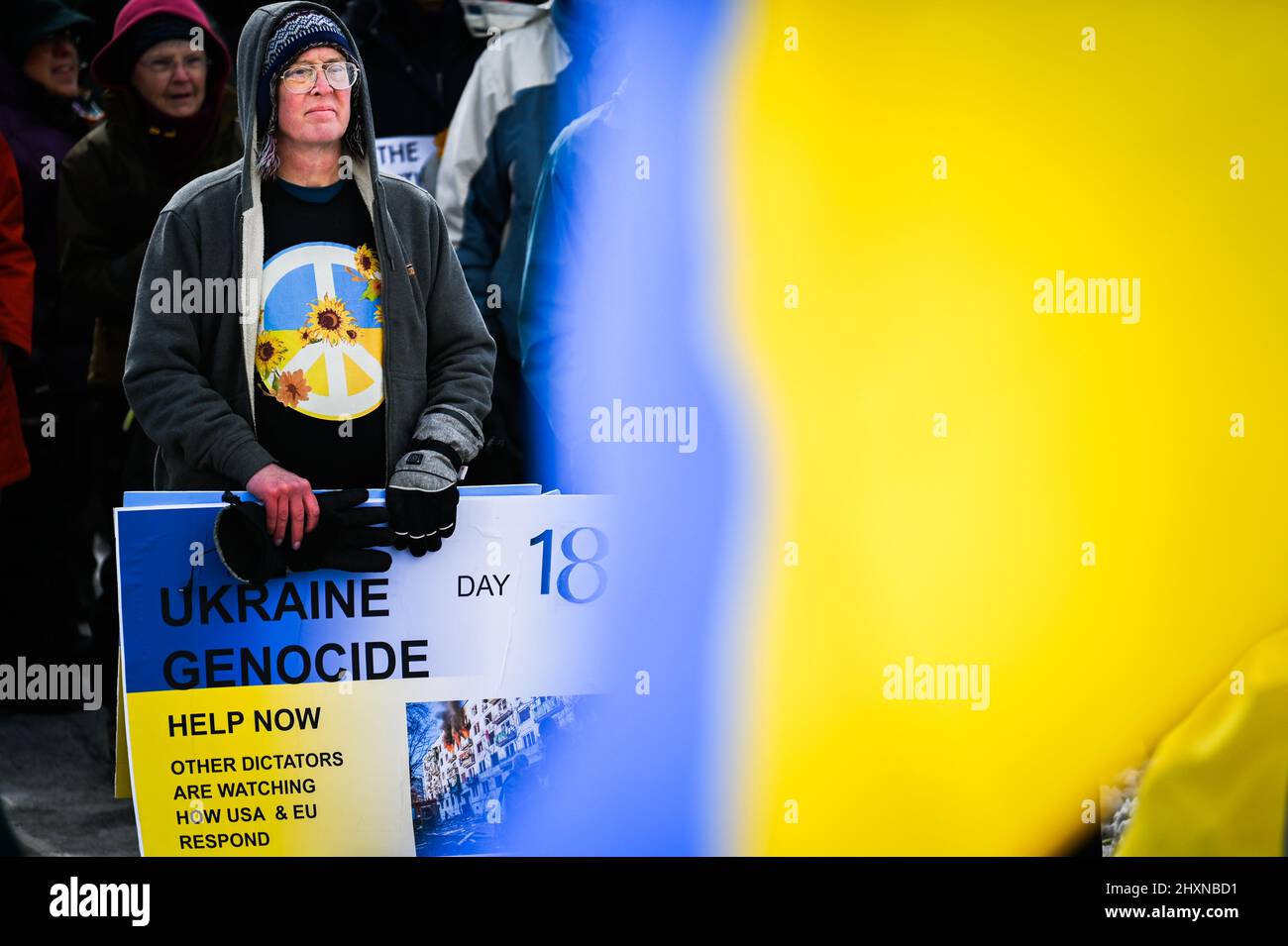 Ein pro-ukrainischer Demonstrator steht auf einem Vermont-Stand mit einer Ukraine-Kundgebung im Vermont State House, Vermont, Neuengland, USA, 13. März, 2022. Stockfoto