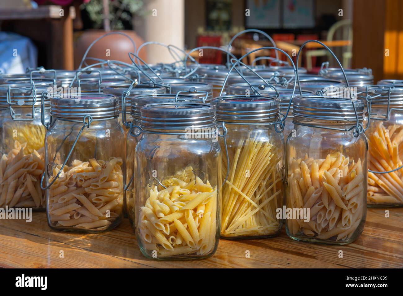 Auf dem Tisch liegen Teigwaren Stockfoto