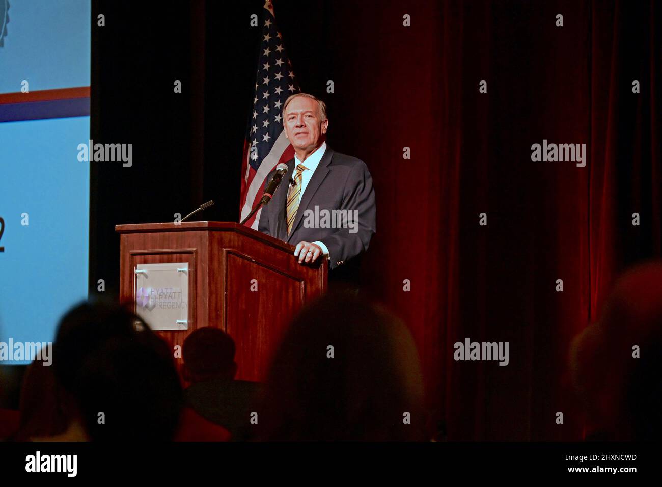 WICHITA, KANSAS - 12. MÄRZ: Der ehemalige US-Außenminister Mike Pompeo hält die Grundsatzrede zum ersten Bob Dole Dinner, das jemals auf der jährlichen Parteiversammlung der Kansas State Republican am 12. März 2022 im Hyatt Hotel in Wichita, Kansas, abgehalten wurde. Pompeo diente als Direktor der CIA und Staatssekretär unter dem ehemaligen Präsidenten Donald Trump. Stockfoto