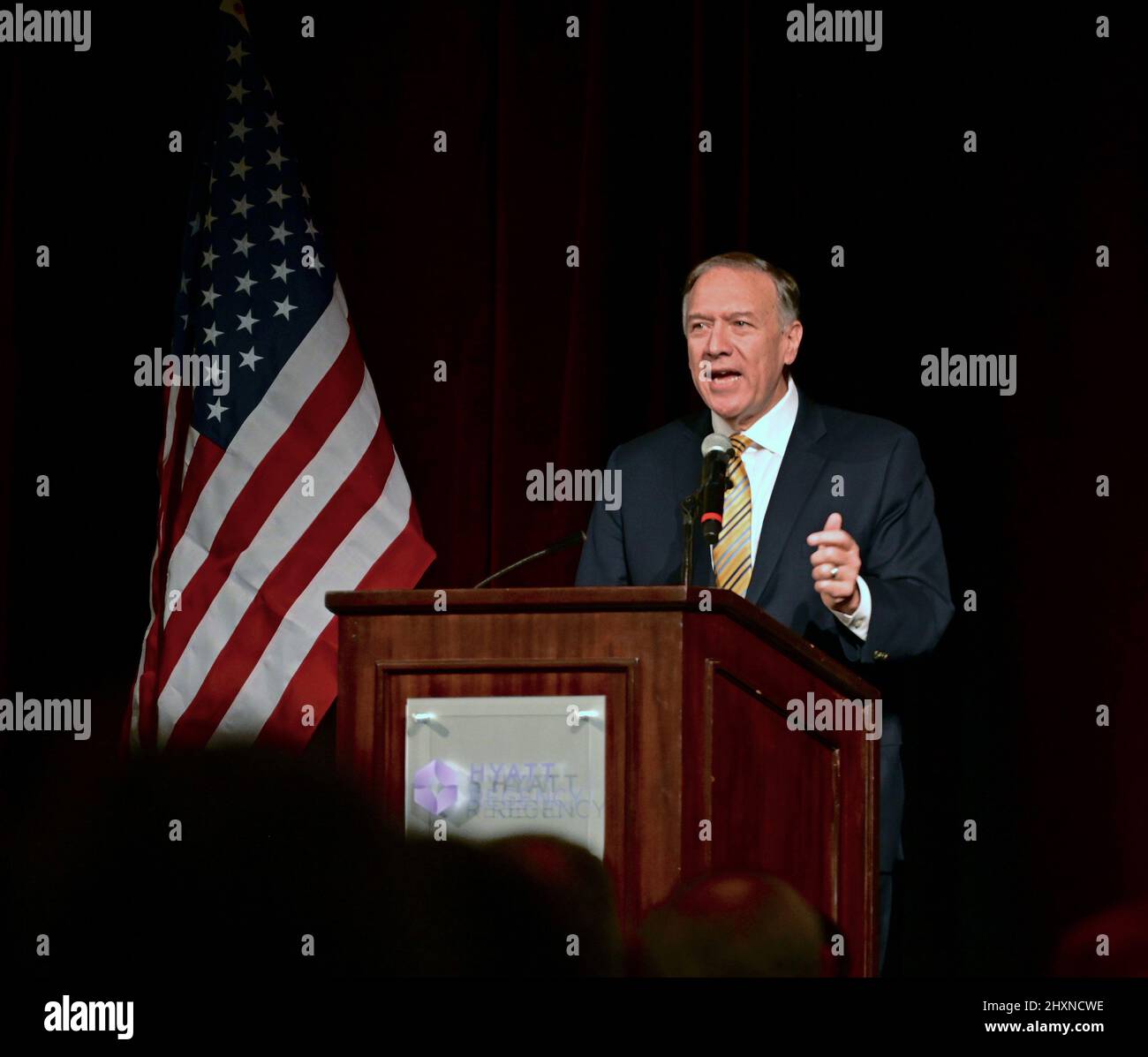 WICHITA, KANSAS - 12. MÄRZ: Der ehemalige US-Außenminister Mike Pompeo hält die Grundsatzrede zum ersten Bob Dole Dinner, das jemals auf der jährlichen Parteiversammlung der Kansas State Republican am 12. März 2022 im Hyatt Hotel in Wichita, Kansas, abgehalten wurde. Pompeo diente als Direktor der CIA und Staatssekretär unter dem ehemaligen Präsidenten Donald Trump. Stockfoto