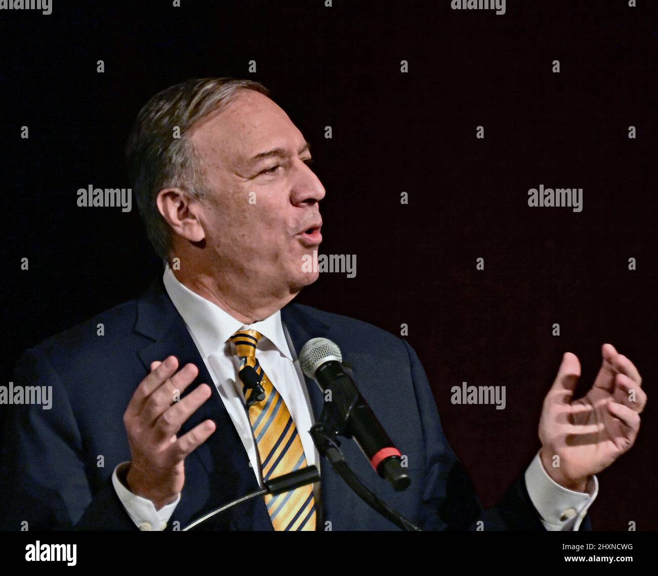 WICHITA, KANSAS - 12. MÄRZ: Der ehemalige US-Außenminister Mike Pompeo hält die Grundsatzrede zum ersten Bob Dole Dinner, das jemals auf der jährlichen Parteiversammlung der Kansas State Republican am 12. März 2022 im Hyatt Hotel in Wichita, Kansas, abgehalten wurde. Pompeo diente als Direktor der CIA und Staatssekretär unter dem ehemaligen Präsidenten Donald Trump. Stockfoto