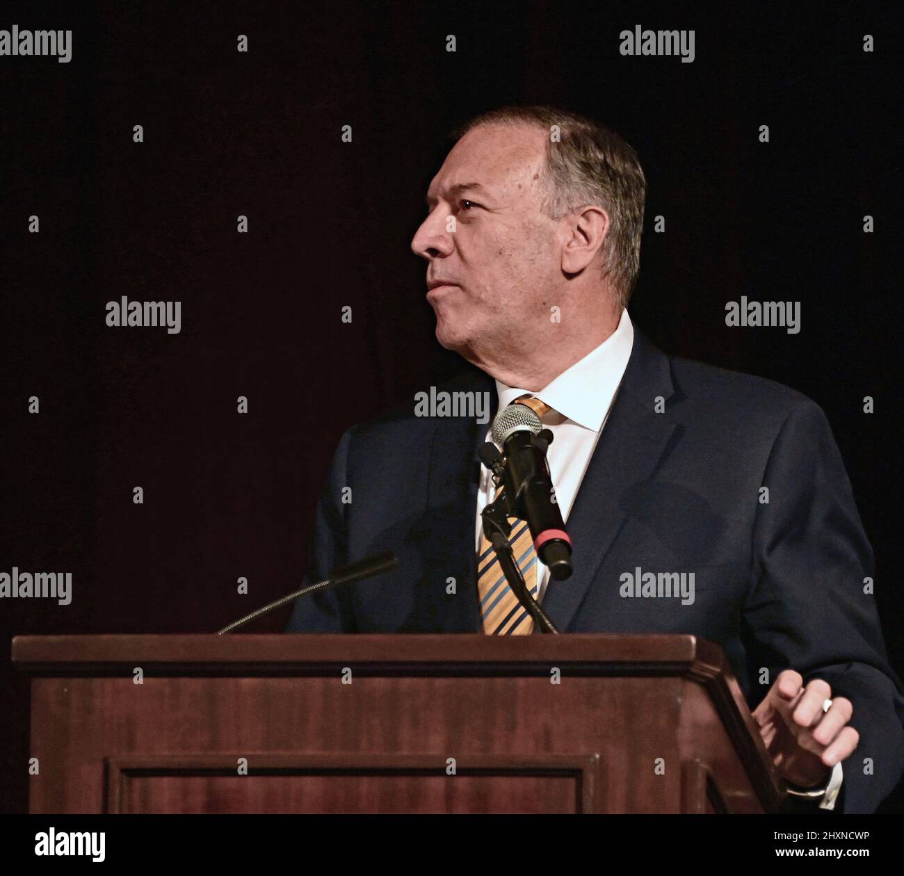 WICHITA, KANSAS - 12. MÄRZ: Der ehemalige US-Außenminister Mike Pompeo hält die Grundsatzrede zum ersten Bob Dole Dinner, das jemals auf der jährlichen Parteiversammlung der Kansas State Republican am 12. März 2022 im Hyatt Hotel in Wichita, Kansas, abgehalten wurde. Pompeo diente als Direktor der CIA und Staatssekretär unter dem ehemaligen Präsidenten Donald Trump. Stockfoto