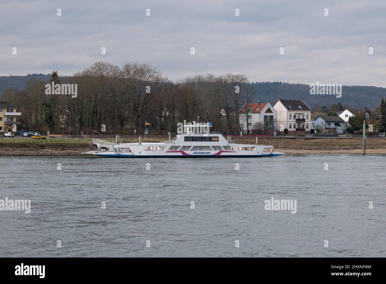 Linz am Rhein, Deutschland - 2022-03-12: Linz-Remagen-Ferry Stockfoto