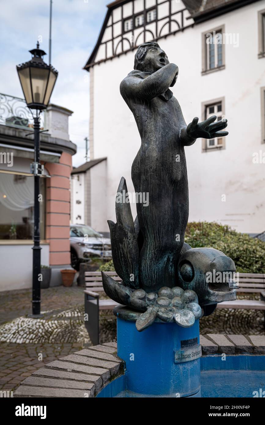 Linz am Rhein, Deutschland - 2022-03-12: Statue des „Linzer Strünzer“, dem Symbol der alteingesessenen Linzer Bürger Stockfoto