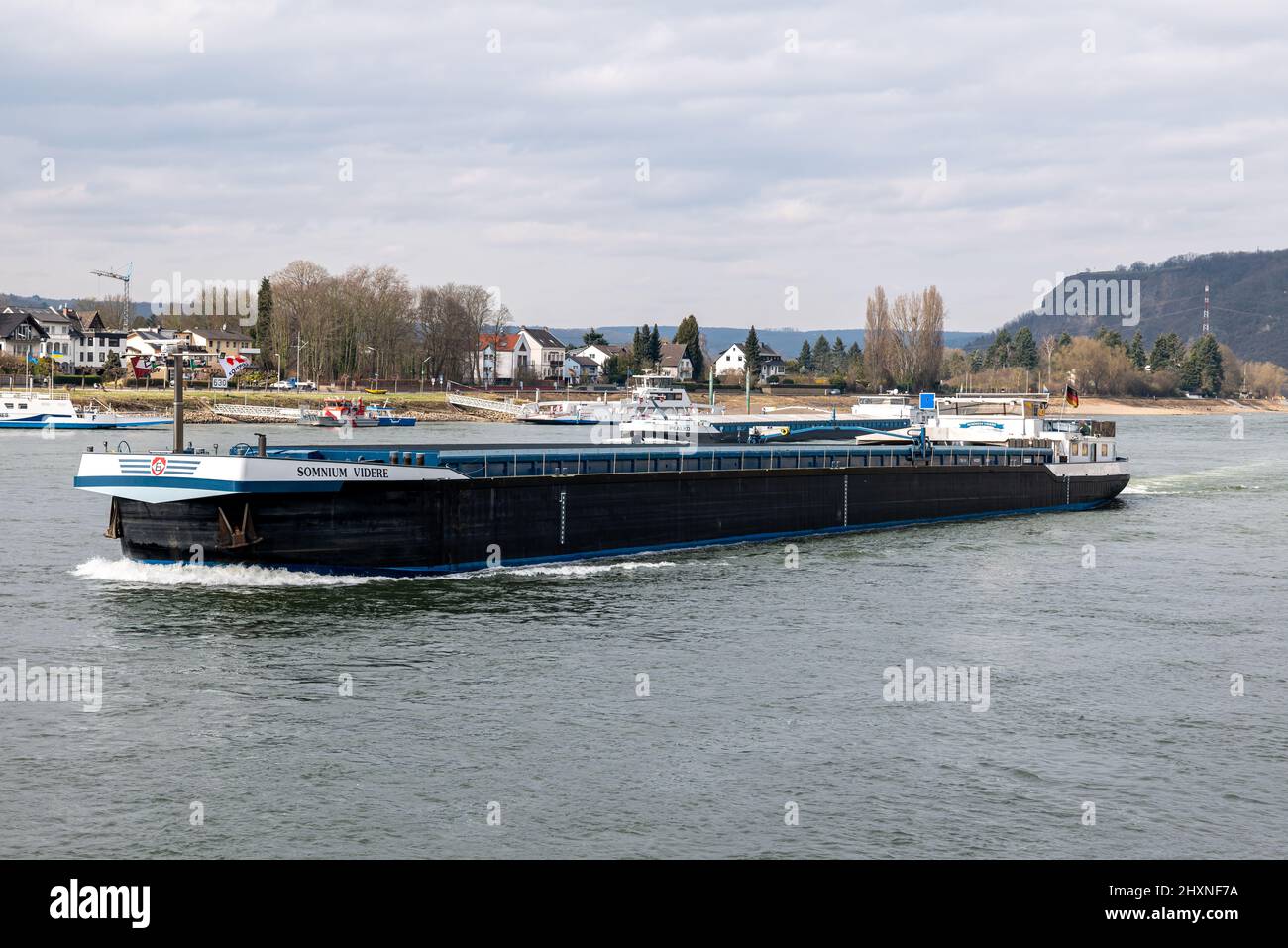 Vorne: Binnenlandtanker SOMNIUM VIDERE (ENI 04502920) und hinter PEALKO (ENI 02330440) am Rhein Stockfoto