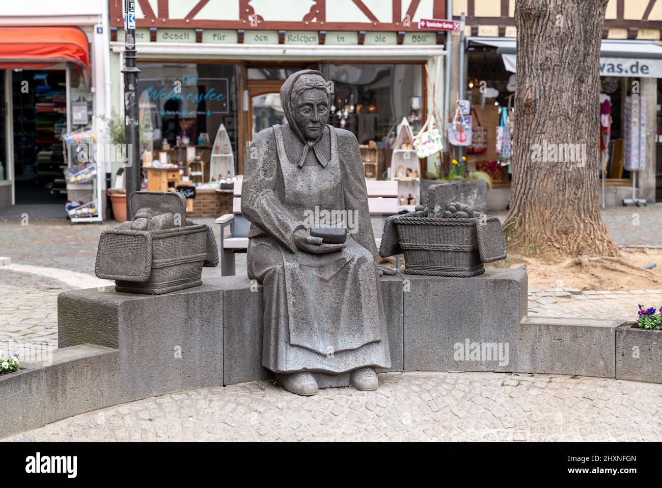 Linz am Rhein, Deutschland - 2022-03-12: Statue der Marktfrau 'Agnes', die auf dem Buttermarkt auf Kunden wartet Stockfoto