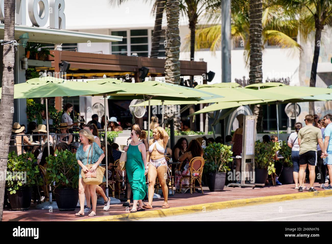 Miami Beach, FL, USA - 12. März 2022: Szene auf dem Ocean Drive, in der Touristenmassen für den Frühlingsurlaub zu sehen sind Stockfoto