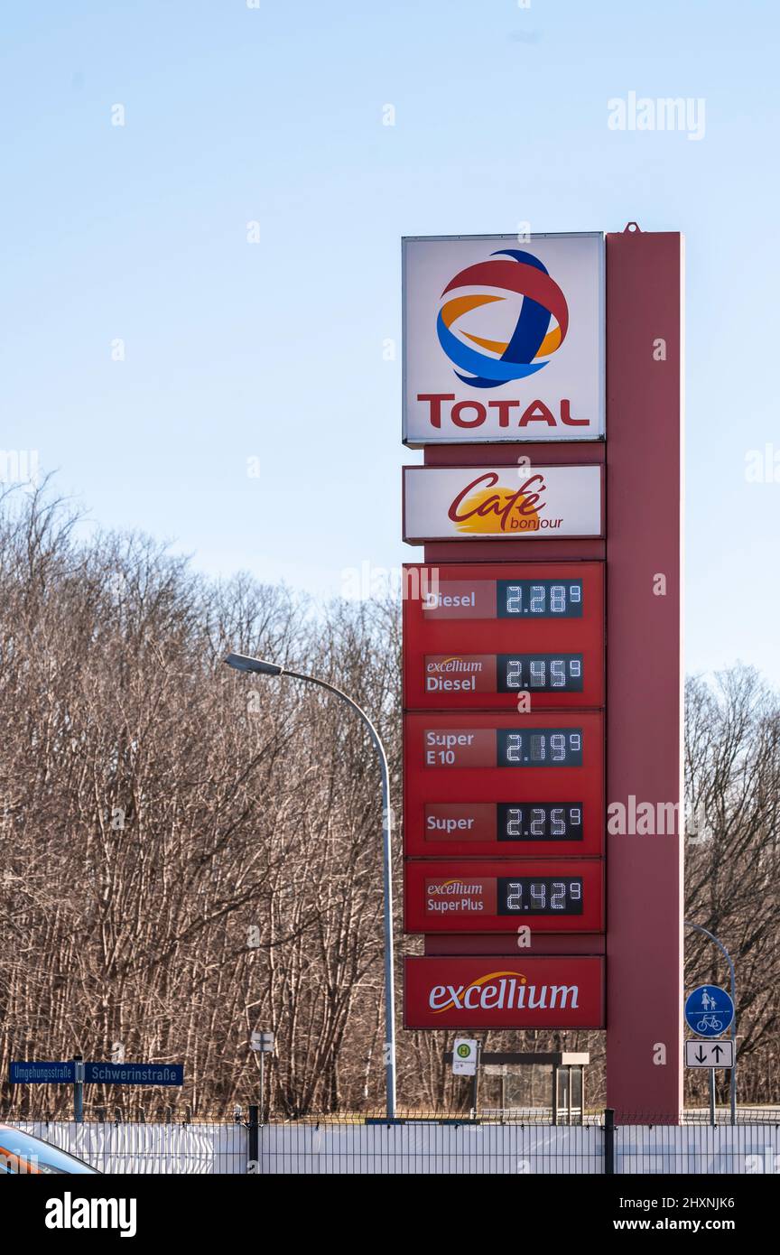 Deutschland , Forst , 13.03.2022 , die Preise an deutschen Tankstellen wie hier bei Total , explodieren Stockfoto