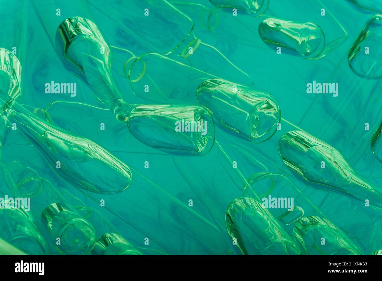 Medizinische Ampullen aus Glas zur Injektion. Medizin ist flüssiges Natriumchlorid mit wässriger Lösung in Ampulla. Nahaufnahme. Flaschen Ampulle Multicolor auf Hintergrundfarbe und Wasser. Humanplasma. Stockfoto