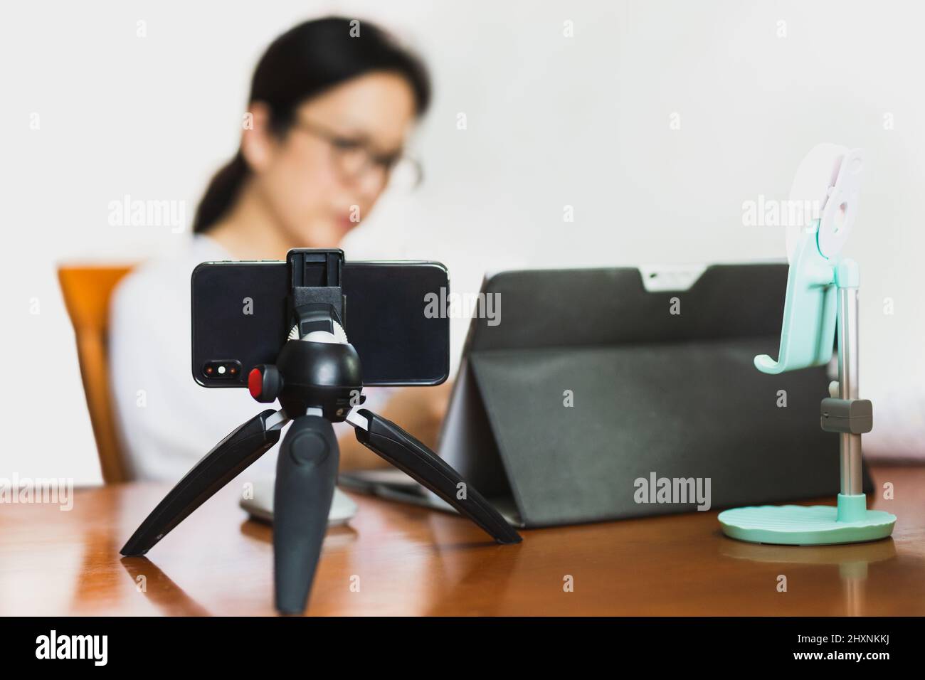 Frau, die online arbeitet und die Übertragung live im Home Office vorbereitet. Stockfoto