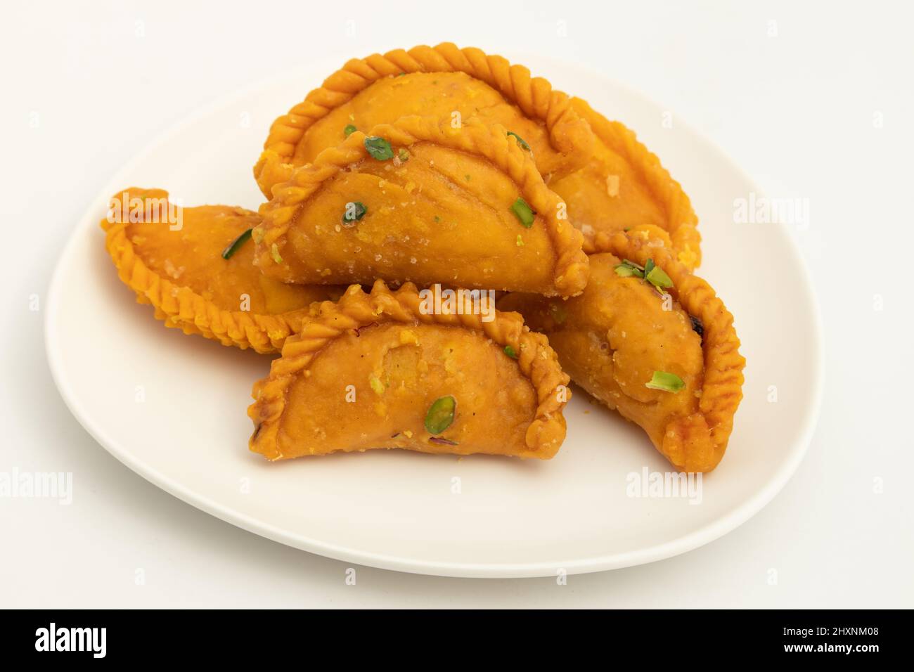 Kesar Gujia Mithai Nannte Auch Kesri Gujiya, Pirukiya, Pirukia, Pedakiya, Karanji, Basundi Gughra Aus Suji Ghee, Gefüllt Mit Mawa Khoya Kesari Cha Stockfoto