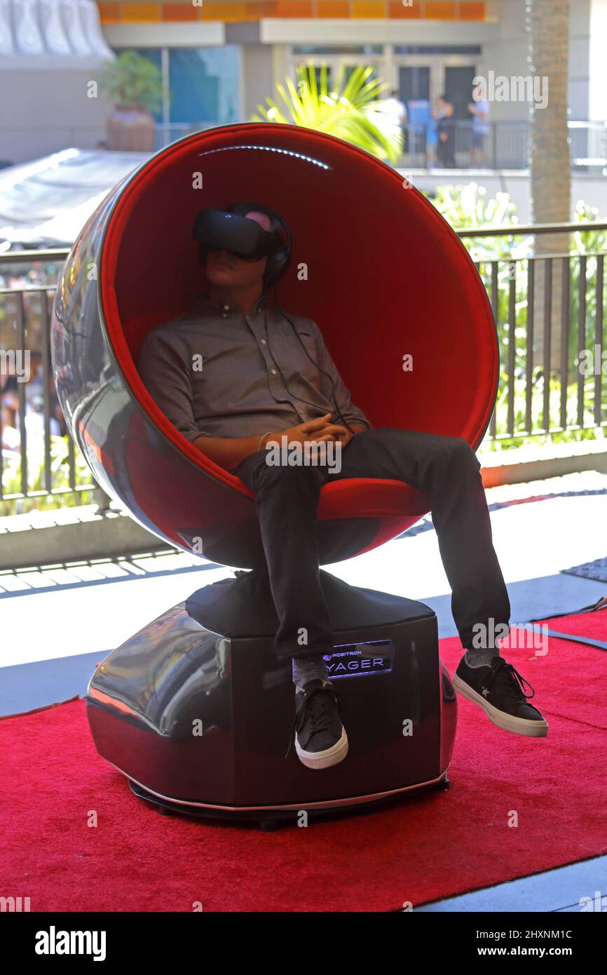 Hollywood, CA / USA - 20. Mai 2017: Ein Mann trägt ein 3D-Headset, während er in einem Positron Voyager VR-Stuhl sitzt. Stockfoto