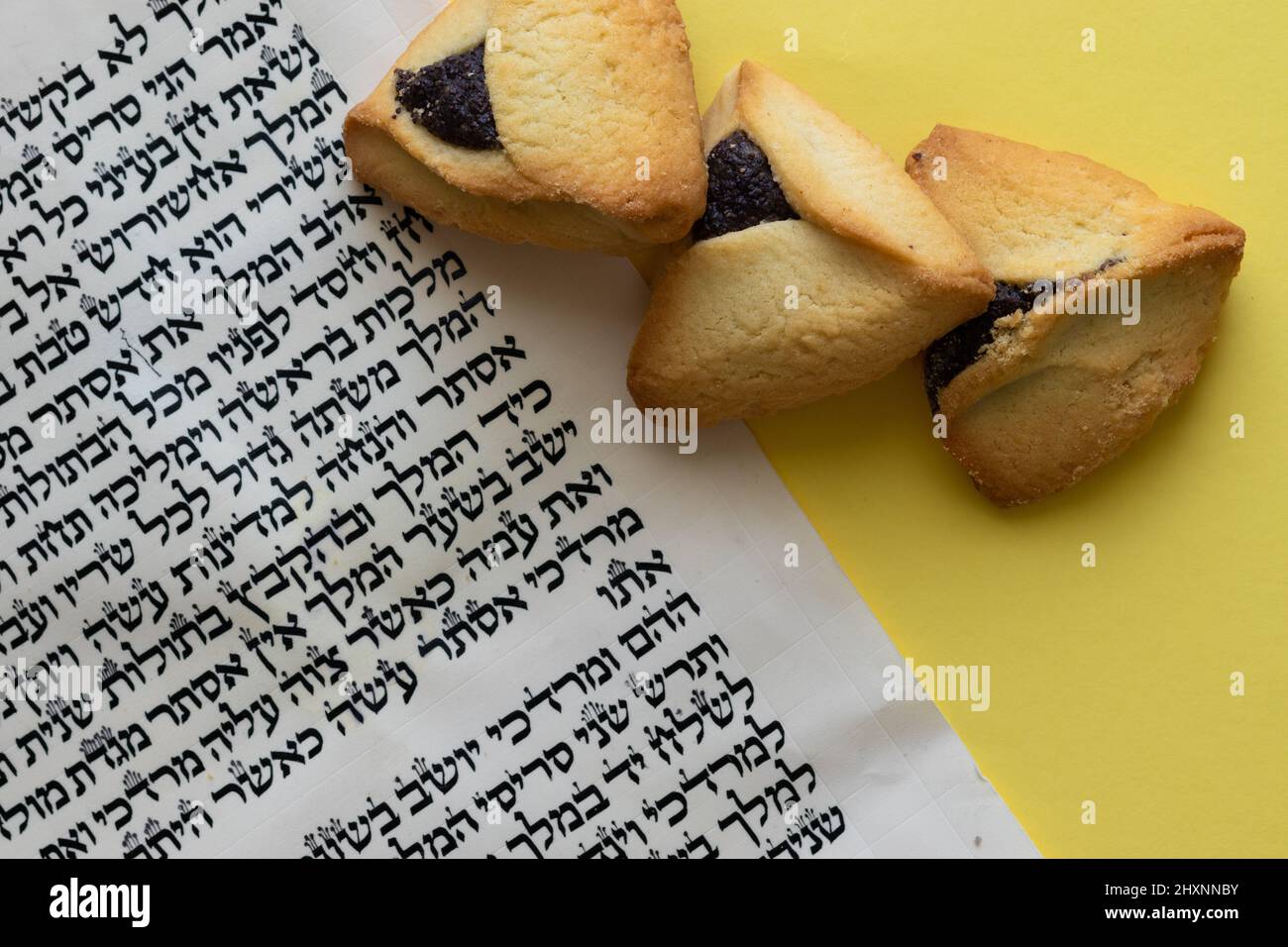 24-02-2022. jerusalem-israel. Haman Ears - ein traditionelles jüdisches Gericht. Für den Feiertag von Purim. Neben dem Buch Esther ist auf Pergament geschrieben, i Stockfoto