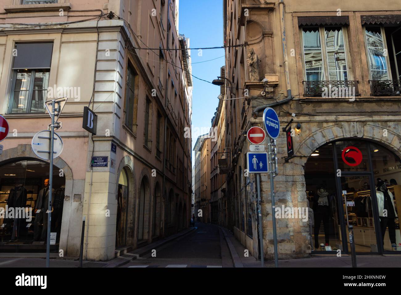 lyon - frankreich. 18-02-2022. Dekorierte Gebäude und Geschäfte in der Altstadt von Lyon - gegen einen klaren Himmel Stockfoto
