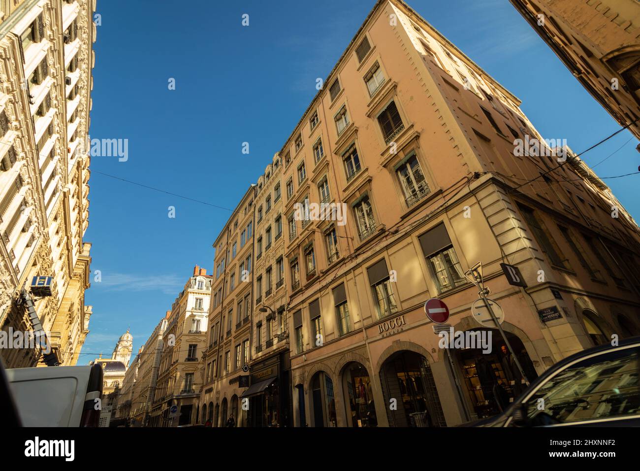 lyon - frankreich. 18-02-2022. Dekorierte Gebäude und Geschäfte in der Altstadt von Lyon - gegen einen klaren Himmel Stockfoto
