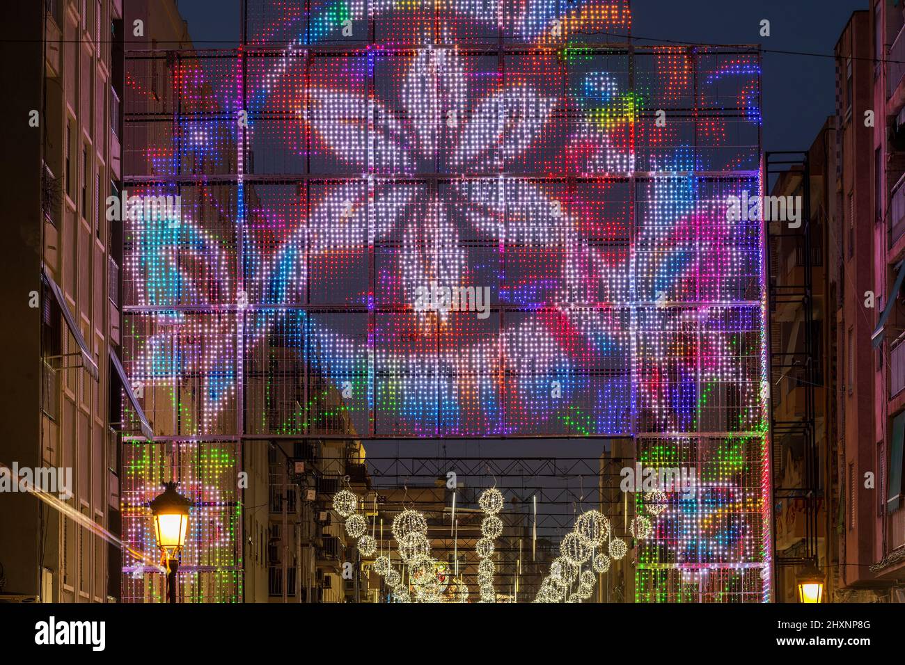 Straßenbeleuchtung während des jährlichen Fallas Festivals, Valencia, Spanien Stockfoto