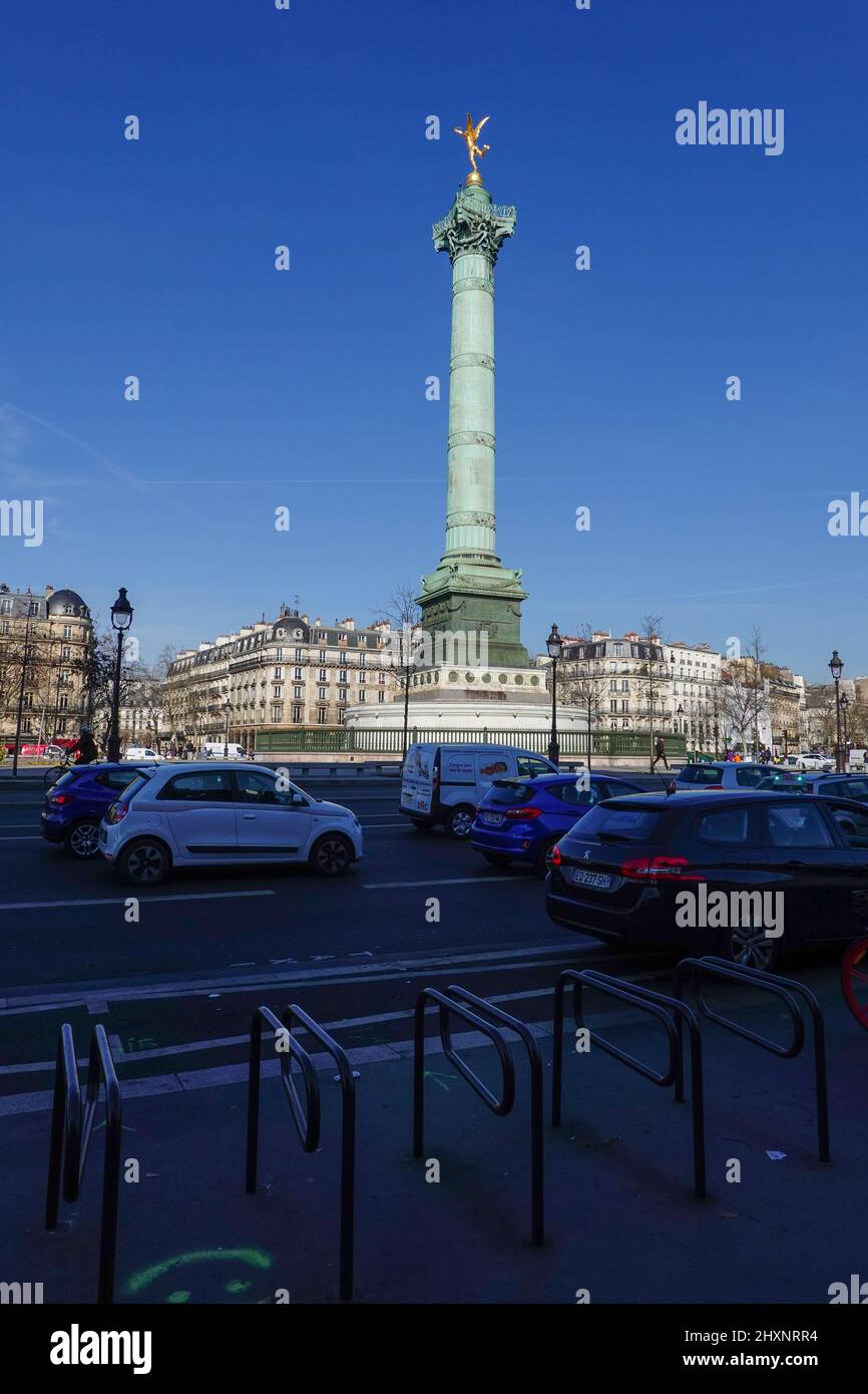 Verkehr, der an der Julisäule am neu gestalteten Place Bastille, Paris, Frankreich, vorbeifährt. Stockfoto