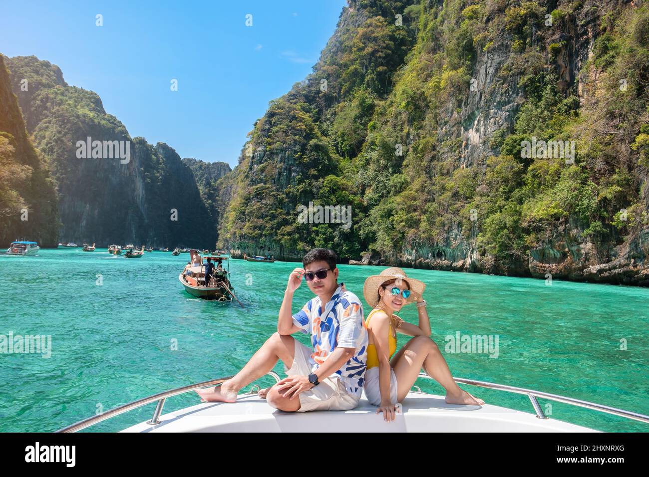 Paar Touristen auf Bootsfahrt, glücklicher Reisender, der sich in der Pileh Lagune auf der Insel Phi Phi, Krabi, Thailand, entspannt. Exotisch, Flitterwochen, Liebe, Reiseziel Southea Stockfoto
