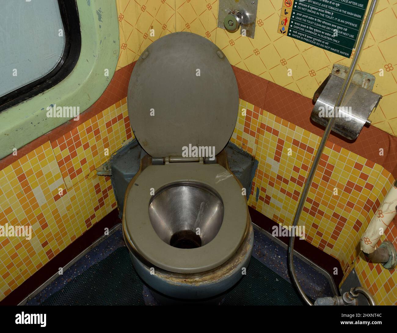 Toilette oder Waschraum im westlichen Stil in einem indischen Eisenbahnbus Stockfoto