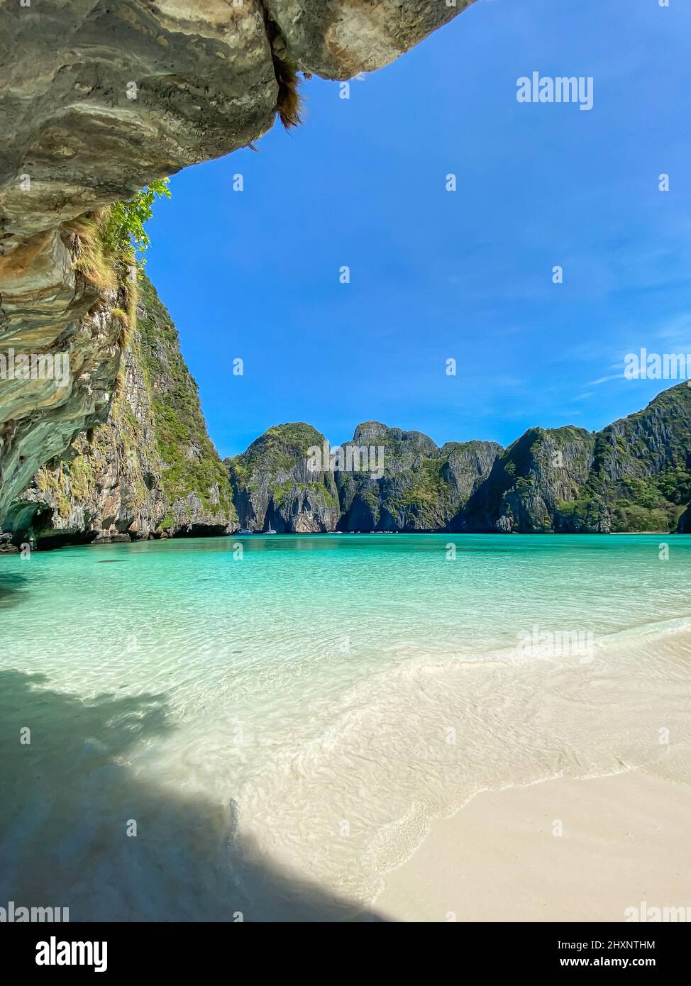 Wunderschöne Landschaft am Strand der Maya Bay auf der Insel Phi Phi, Krabi, Thailand. Wahrzeichen, Reiseziel Südostasien Reisen, Urlaub und Urlaubskonzept Stockfoto