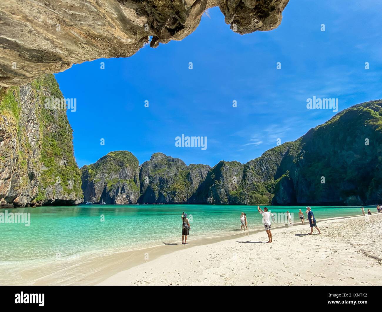 Wunderschöne Landschaft am Strand der Maya Bay auf der Insel Phi Phi, Krabi, Thailand. Wahrzeichen, Reiseziel Südostasien Reisen, Urlaub und Urlaubskonzept Stockfoto