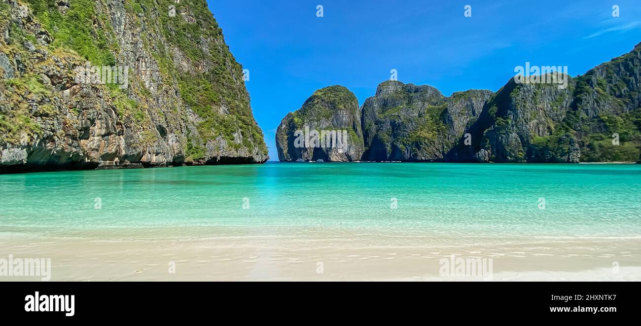 Wunderschöne Landschaft am Strand der Maya Bay auf der Insel Phi Phi, Krabi, Thailand. Wahrzeichen, Reiseziel Südostasien Reisen, Urlaub und Urlaubskonzept Stockfoto