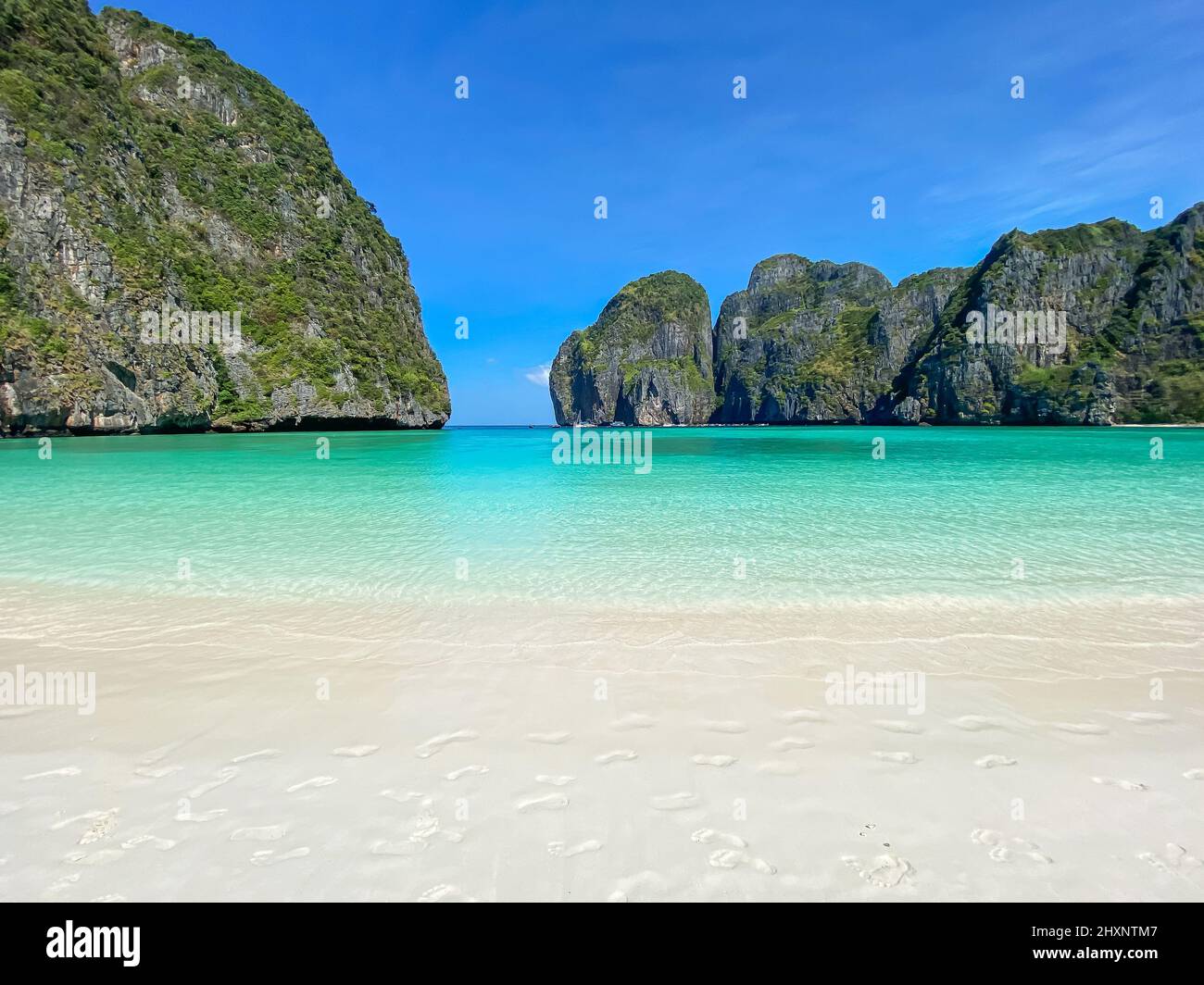Wunderschöne Landschaft am Strand der Maya Bay auf der Insel Phi Phi, Krabi, Thailand. Wahrzeichen, Reiseziel Südostasien Reisen, Urlaub und Urlaubskonzept Stockfoto