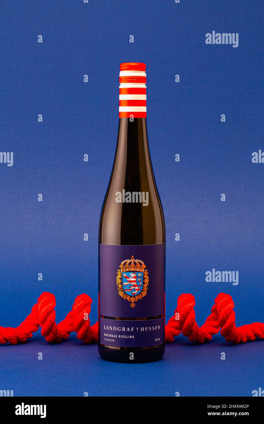 Prag, Tschechische Republik - Januar 13,2022: Flasche Landgraf Hessen Riesling und rotes Schiffsseil auf blauem Hintergrund. Stockfoto