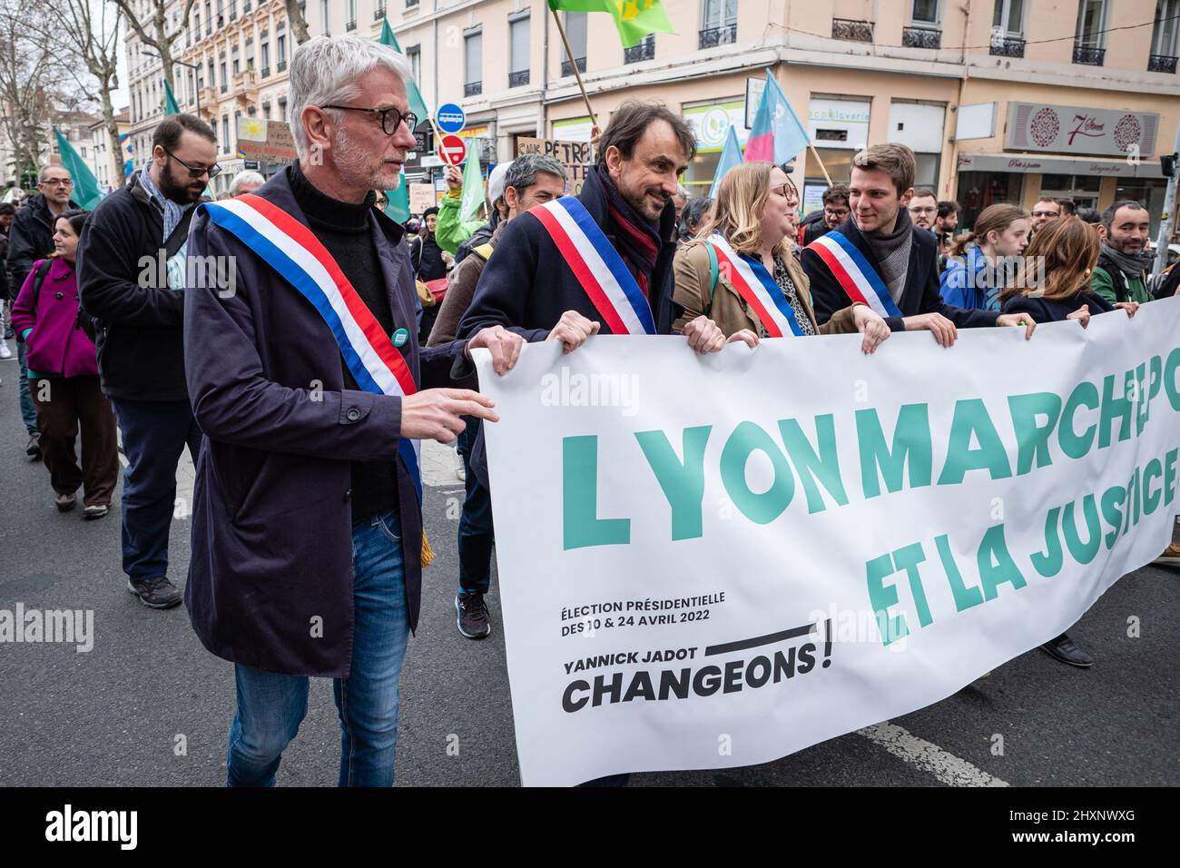 Lyon (Frankreich), 12. März 2022. Grégory Doucet der Bürgermeister von Lyon nahm am klimamarsch Teil. Stockfoto