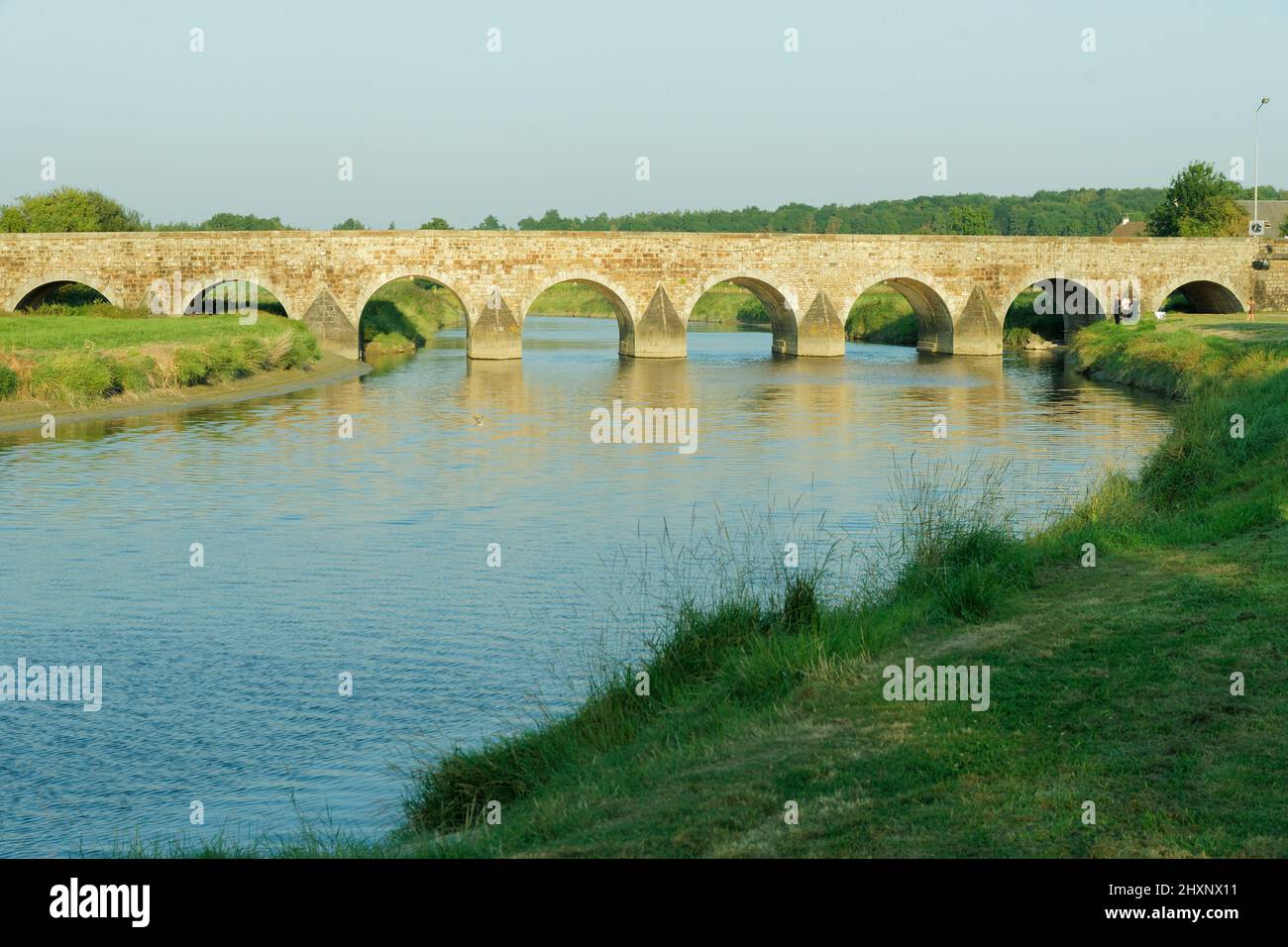 Küstenfluss Sélune, historische Brücke in Pontaubault (Bucht von Mont-Saint-Michel, Manche, Normandie, Frankreich). Stockfoto
