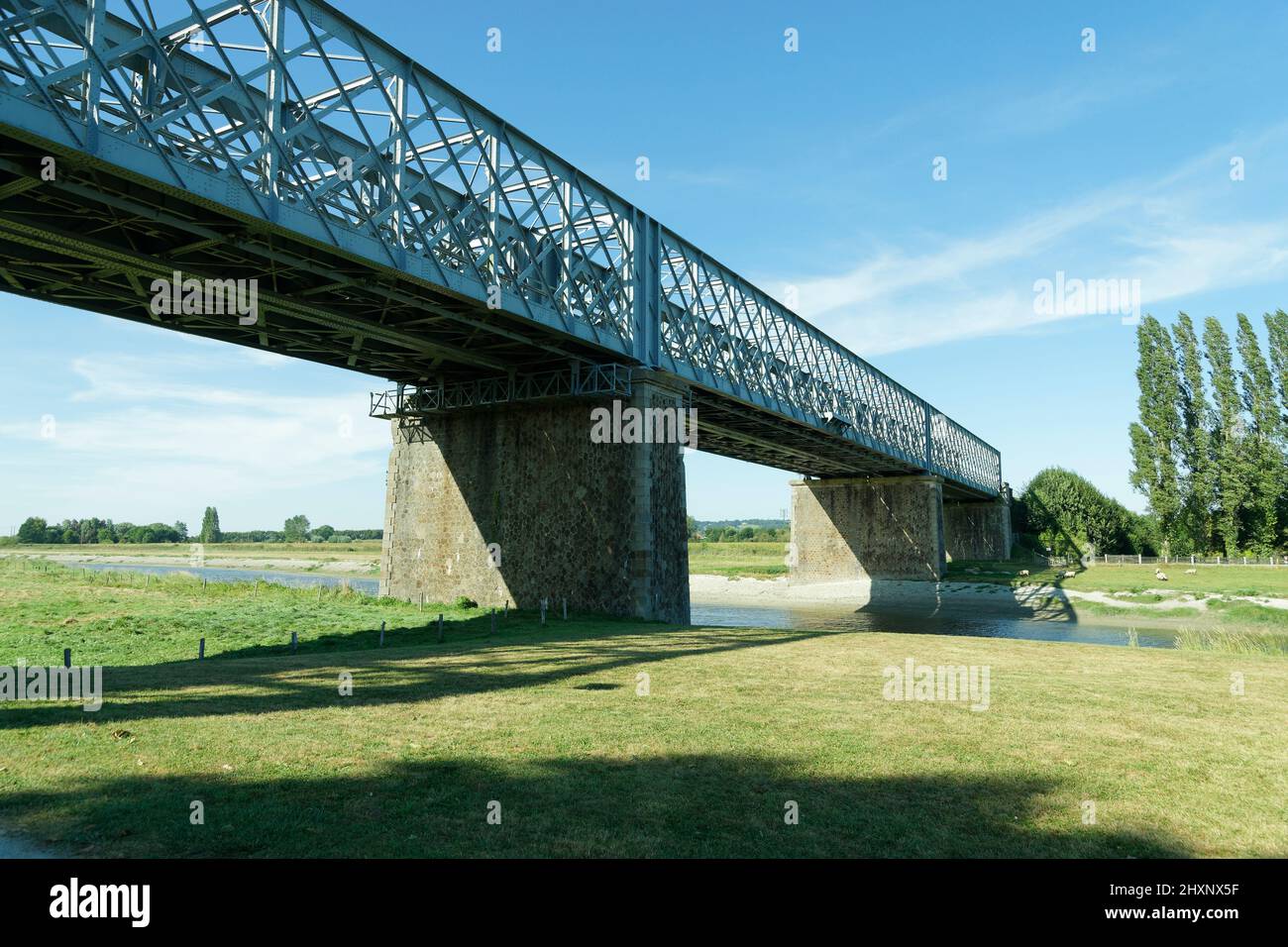 Eisenbahnbrücke über den Küstenfluss La Sélune in Pontaubault (Manche, Normandie, Frankreich) Stockfoto