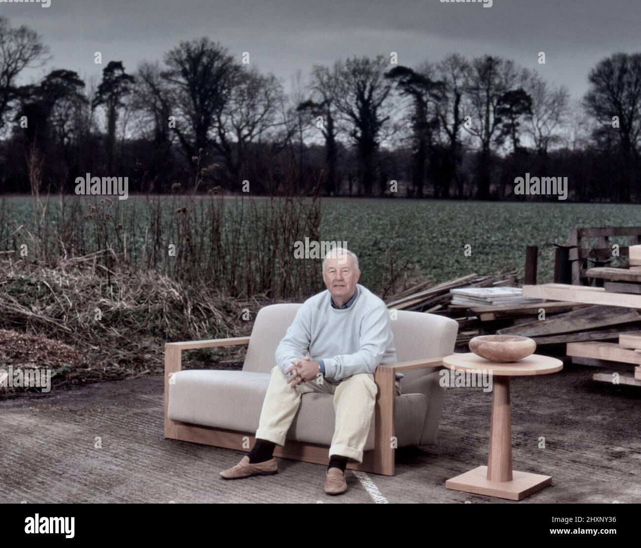 Sir Terence Conran sitzt 2008 auf einem seiner Benchmark Sofa Designs Stockfoto