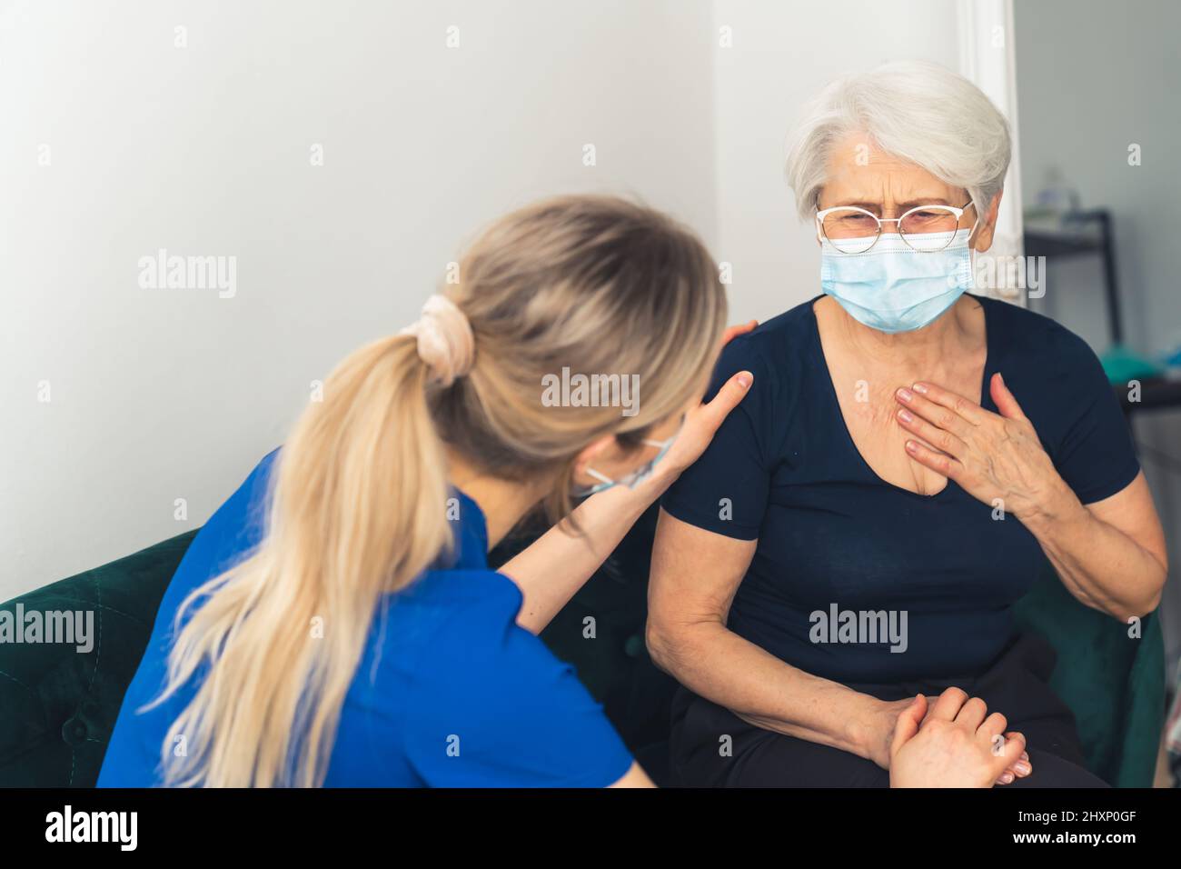 Ältere kaukasische Frau, die sich bei einer Ärztin über gesundheitliche Probleme beschwert. . Hochwertige Fotos Stockfoto