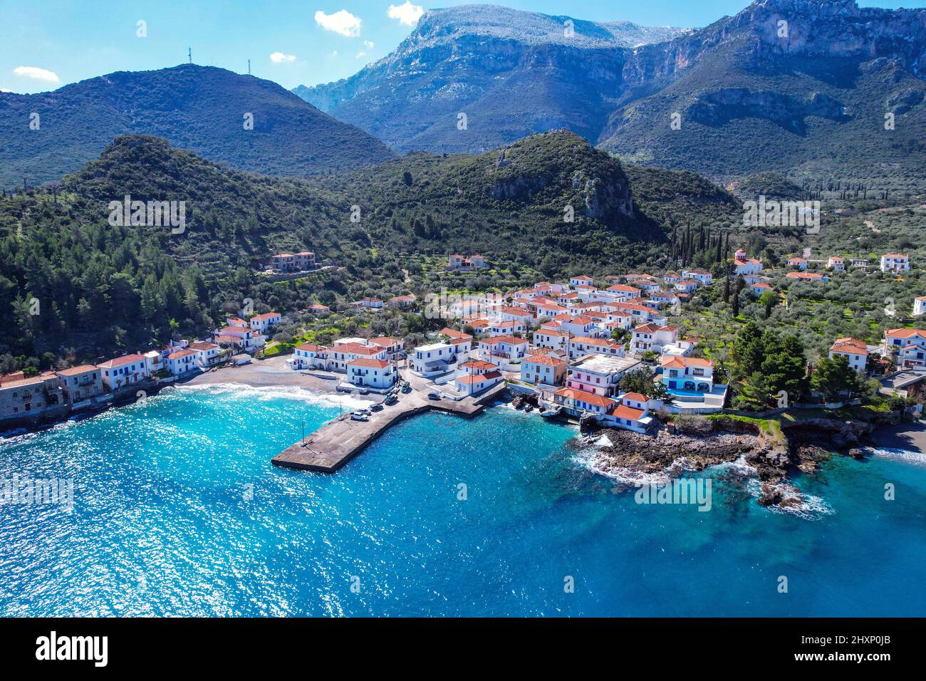 Mavic Air 2S Drohnenaufnahmen des kleinen isolierten Dorfes Kyparissi im Winter auf dem Peloponnes, Arcadia, Griechenland Stockfoto