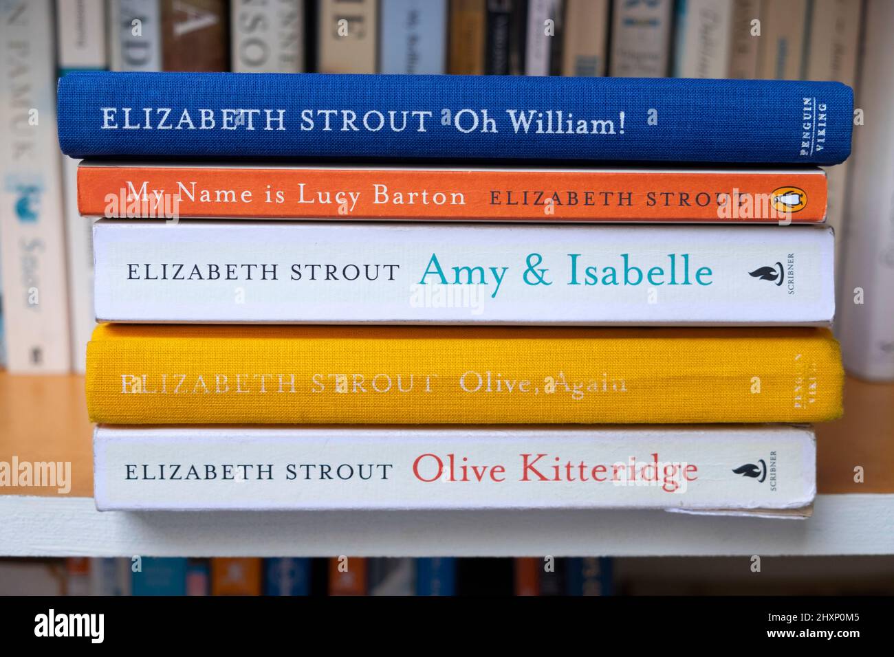 Elizabeth Strout der amerikanische Schriftsteller Stapel von Büchern im Bücherregal Oh William, Lucy Barton, Olive Kittridge, Olive Again Amy & Isabelle UK KATHY DEWITT Stockfoto