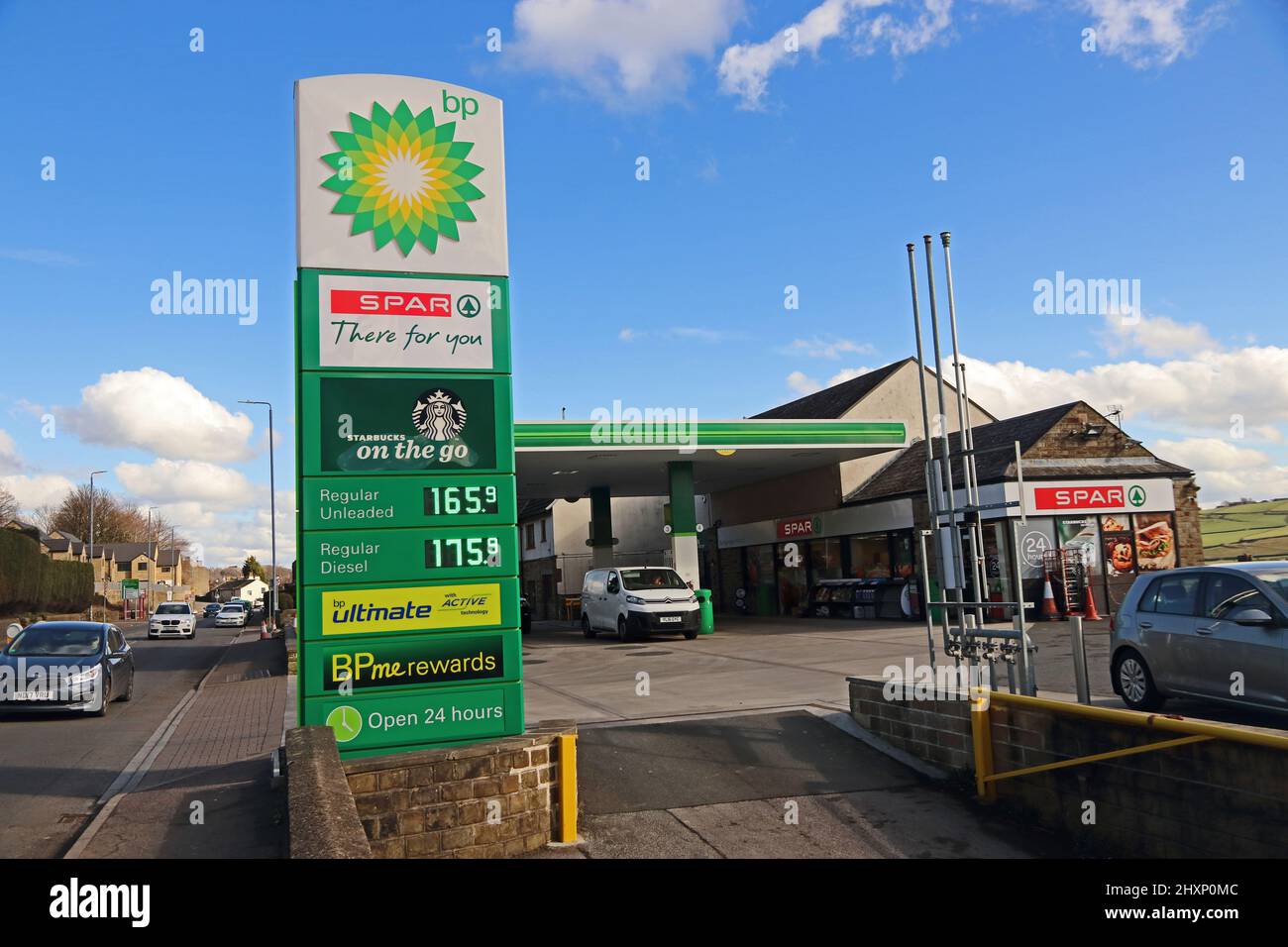 Schild vor der BP-Tankstelle Stockfoto